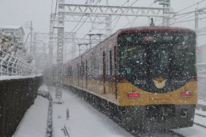 雪景色の中に電車